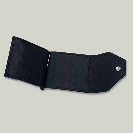 Minimalist men’s wallet in small-grain black leather with snap button closure