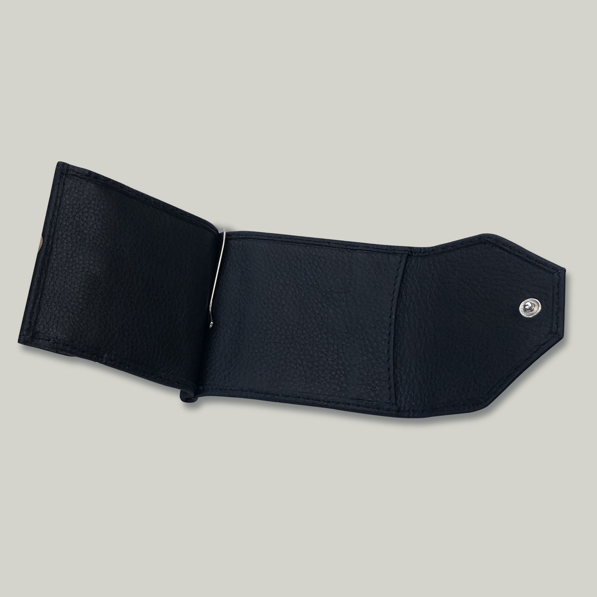 Minimalist men’s wallet in small-grain black leather with snap button closure